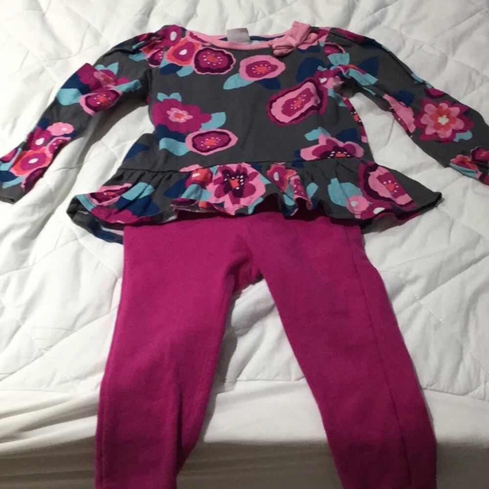 Floral hi low hemline top with solid leggings euc